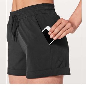 Lululemon Spring Breakaway Short Size 8